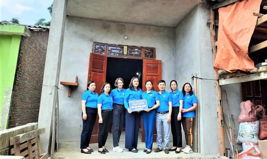 LĐLĐ huyện Hoà An trao hỗ trợ nhà cho gia đình đoàn viên Hoàng Hương Lan. Ảnh: ĐVCC.