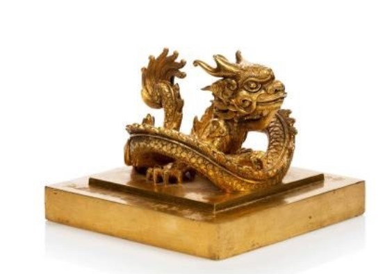 Ấn vàng cao 10,4 cm, mặt ấn hình vuông (13,8 x 13,7 cm), nặng 10,78 kg. nh: Millon