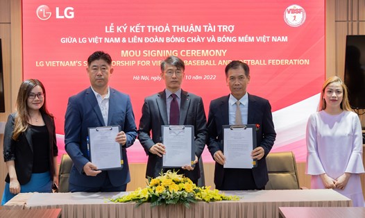 Huấn luyện viên Park Hyo Chul, ông Nam Sung Woo - Tổng Giám đốc Công ty LG Việt Nam và ông Trần Đức Phấn - Chủ tịch Liên đoàn Bóng chày và Bóng mềm Việt Nam (từ trái sang) trong Lễ ký kết thỏa thuận tài trợ.