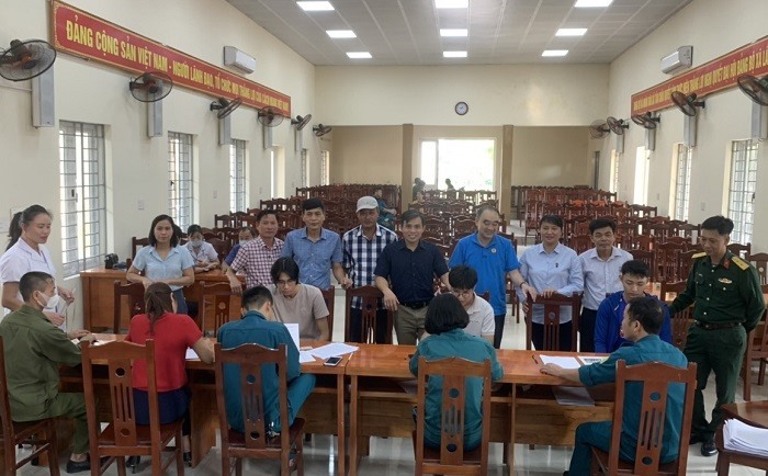 Ông Chu Anh Tuấn - Chủ tịch LĐLĐ huyện Khoái Châu - cùng các đơn vị đoàn thể xã Tân Châu vận động thanh niên thực hiện nghĩa vụ quân sự. Ảnh: Minh Tuấn