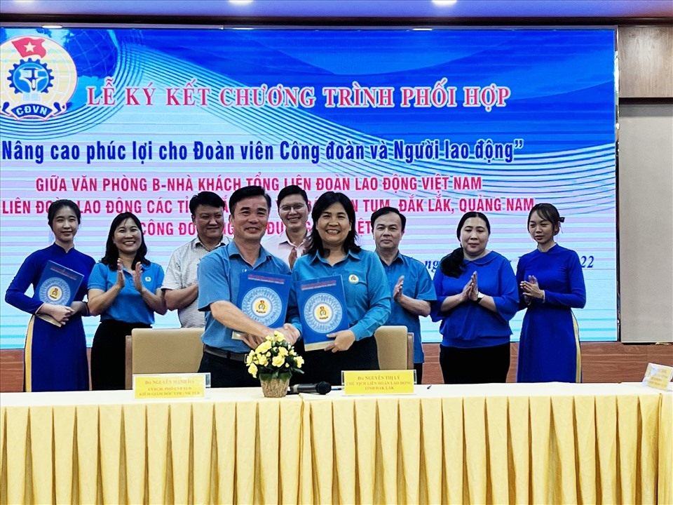 Lễ ký kết phối hợp giữa LĐLĐ tỉnh Đắk Lắk và Văn Phòng B -Tổng LĐLĐ Việt Nam. Ảnh: T.X