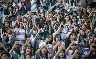 "Văn hoá thần tượng" ở Hàn Quốc những năm gần đây phát sinh nhiều "biến tướng". Ảnh: SCMP.