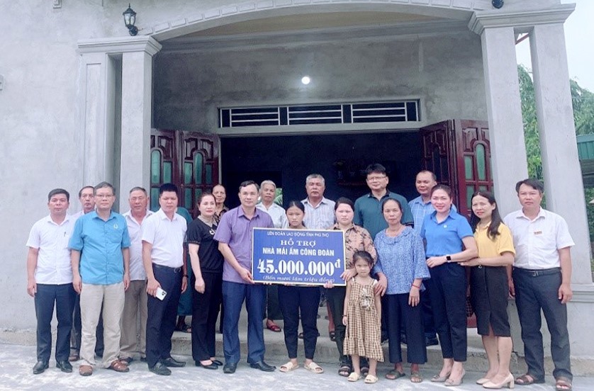 Hàng tỉ đồng tiền hỗ trợ người lao động từ các cấp Công đoàn của tỉnh Phú Thọ đã được trao trong quý III năm 2022.