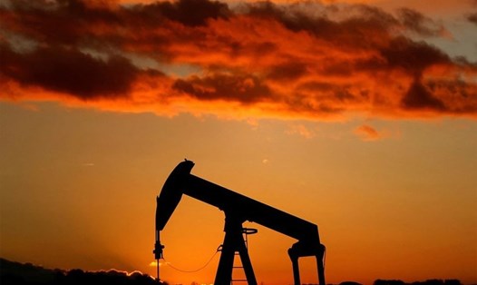 Giá dầu lao dốc trong khoảng 1 USD. Ảnh: Reuters.