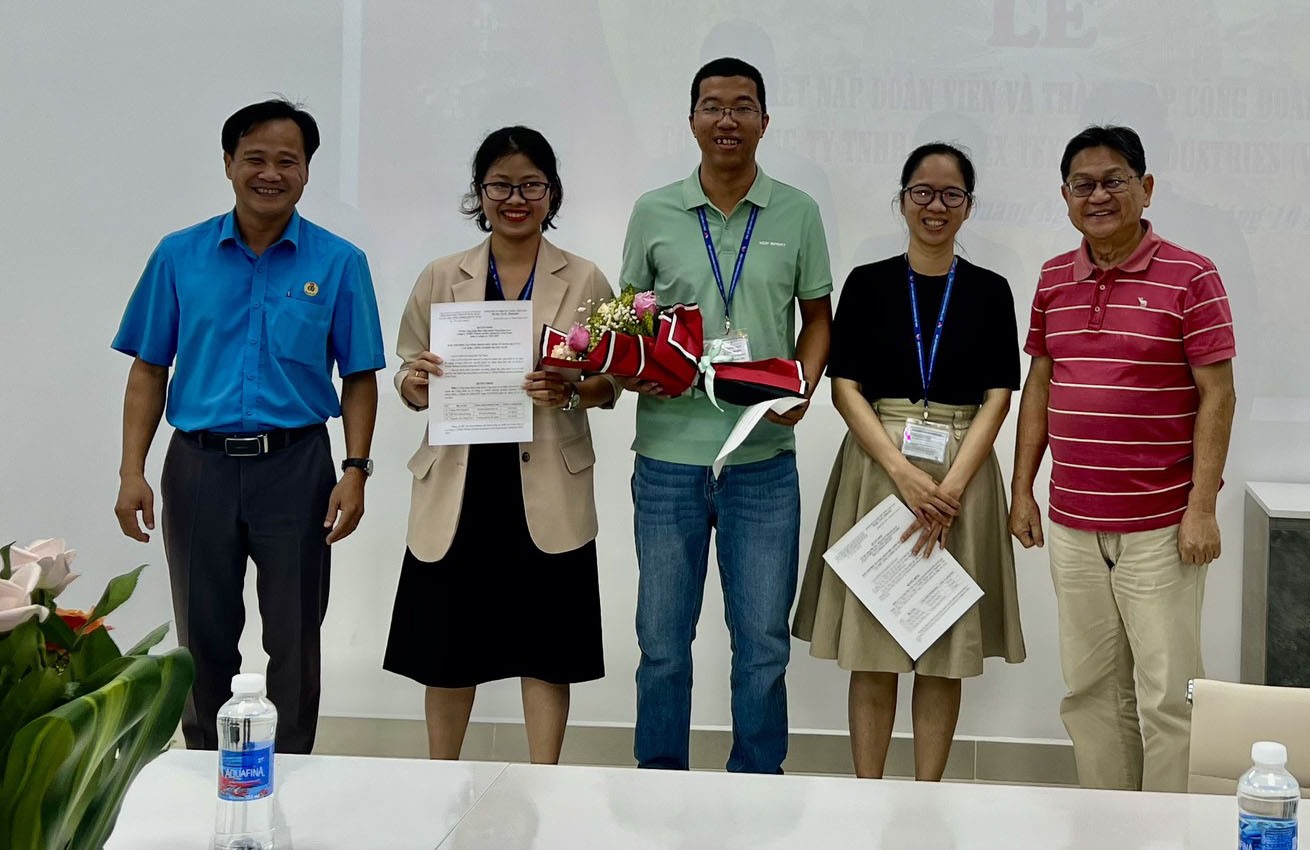 Công đoàn KKT Dung Quất và các KCN Quảng Ngãi tặng hoa chúc mừng Ban chấp hành CĐCS lâm thời nhận nhiệm vụ mới. Ảnh: Xuân Quảng