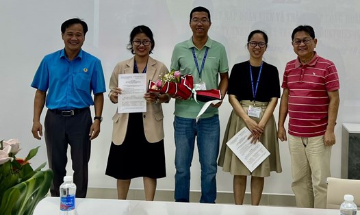 Công đoàn KKT Dung Quất và các KCN Quảng Ngãi tặng hoa chúc mừng Ban chấp hành CĐCS lâm thời nhận nhiệm vụ mới. Ảnh: Xuân Quảng