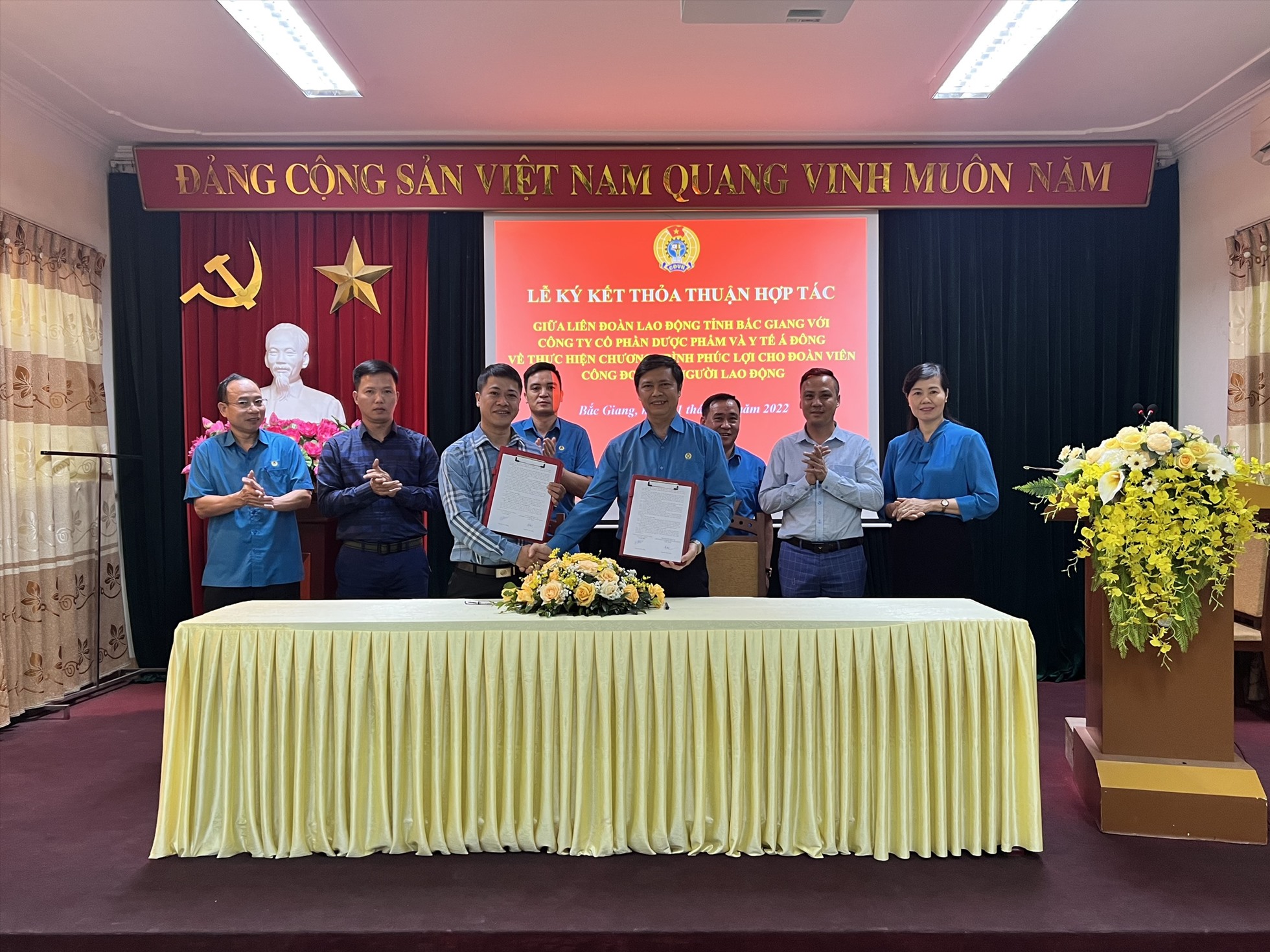 Lãnh đạo hai đơn vị ký thỏa thuận hợp tác về thực hiện chương trình phúc lợi cho đoàn viên và người lao động thực hiện trong giai đoạn 2022-2025.