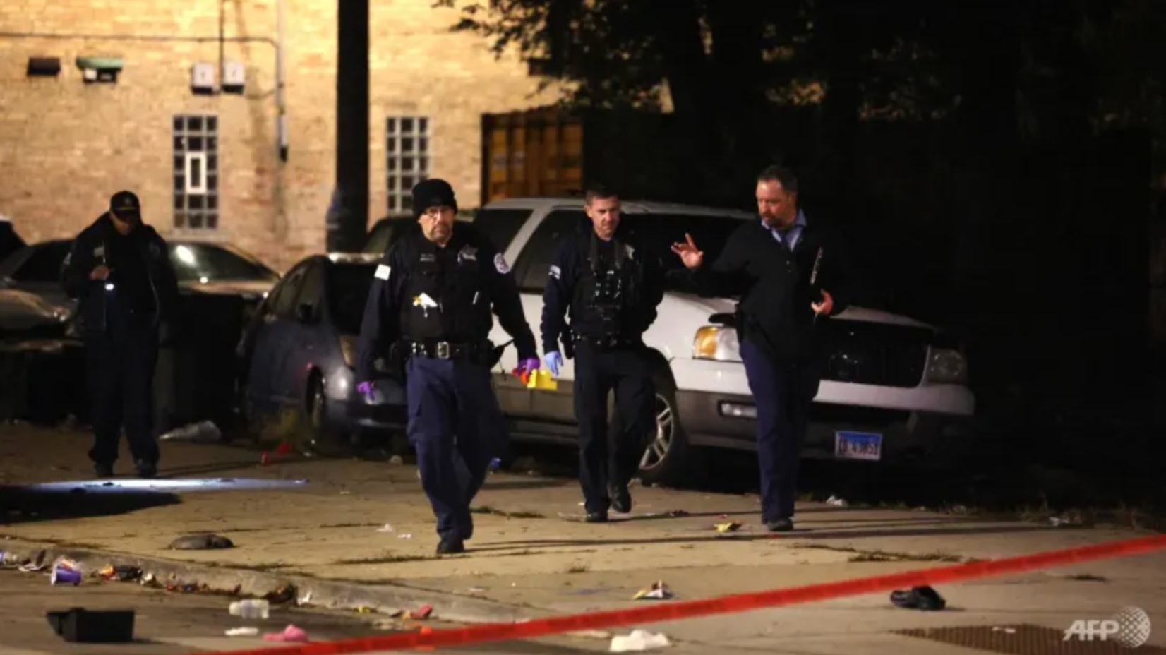 Cảnh sát điều tra hiện trường nơi có tới 13 người được cho là đã bị bắn vào đêm Halloween ở Chicago, Illinois, Mỹ. Ảnh: AFP