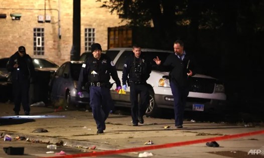 Cảnh sát điều tra hiện trường nơi có tới 13 người được cho là đã bị bắn vào đêm Halloween ở Chicago, Illinois, Mỹ. Ảnh: AFP