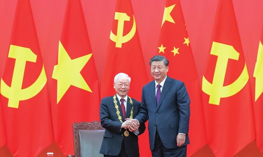 Tổng Bí thư, Chủ tịch Trung Quốc Tập Cận Bình trao Huân chương Hữu nghị tặng Tổng Bí thư Nguyễn Phú Trọng. Ảnh: Tân Hoa Xã