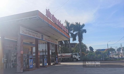 Cây xăng Kim Sơn (phường Kim Sơn, TX Đông Triều) chỉ bán xăng cho xe máy trước giờ tăng giá. Ảnh: Đoàn Hưng