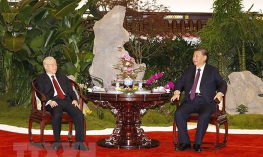 Tổng Bí thư Nguyễn Phú Trọng và Tổng Bí thư, Chủ tịch Trung Quốc Tập Cận Bình thưởng thức trà. Ảnh: TTXVN