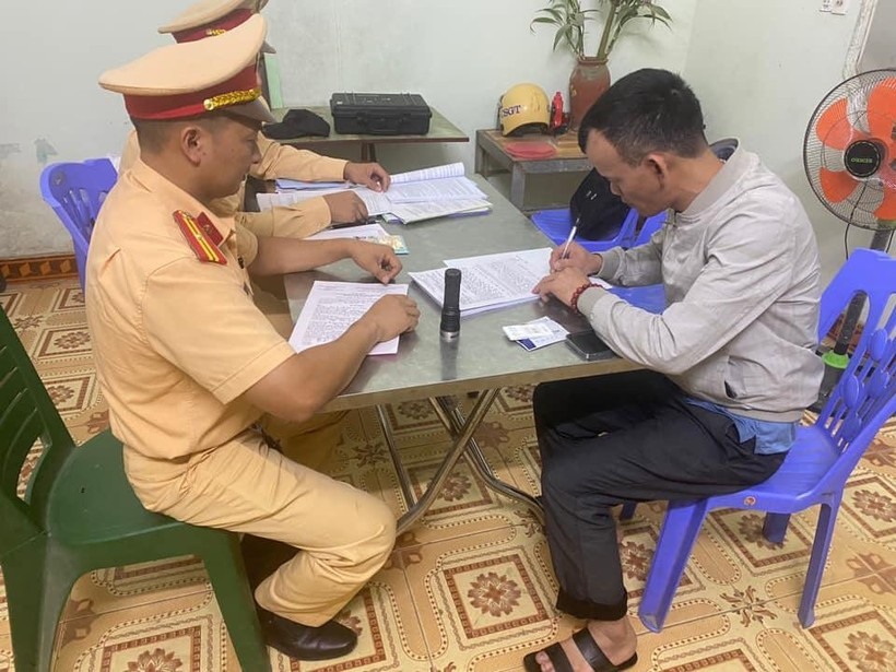 Xử phạt tài xế xe tải cản trở xe cứu thương làm nhiệm vụ. Ảnh: CATQ