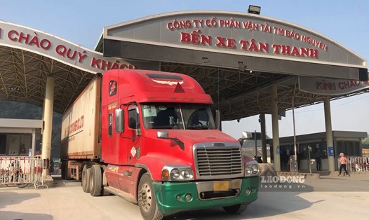 Xe hàng rời bãi đậu di chuyển đến khu vực thông quan ở cửa khẩu Tân Thanh (Lạng Sơn). Ảnh: PV