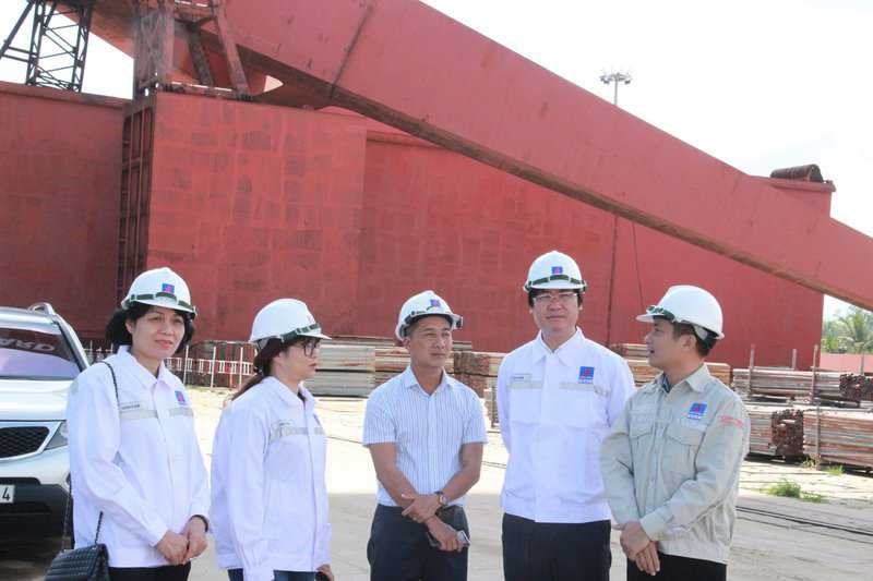 Lãnh đạo Công đoàn Dầu khí Việt Nam nắm bắt tình hình tại công trường của Công ty Công nghiệp Tàu thủy Dung Quất. Ảnh: CĐN