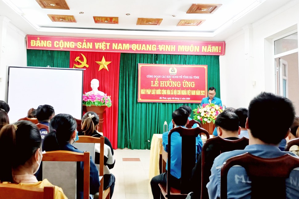 Các cán bộ công đoàn cơ sở tham gia buổi tuyên truyền phổ biến giáo dục pháp luật của Công đoàn các KKT tỉnh Hà Tĩnh tổ chức. Ảnh: CD