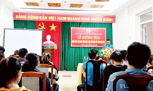 Các cán bộ công đoàn cơ sở tham gia buổi tuyên truyền phổ biến giáo dục pháp luật của Công đoàn các KKT tỉnh Hà Tĩnh tổ chức. Ảnh: CD
