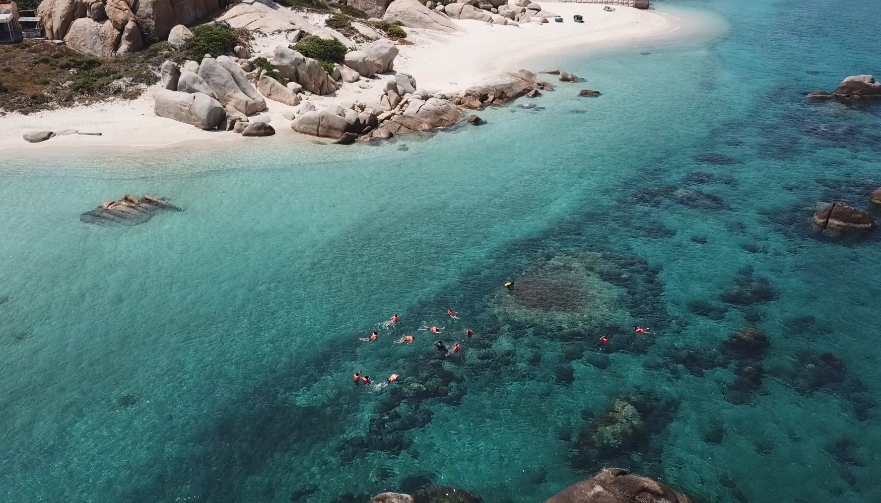 Biển tại Hòn Cau xanh trong, thu hút du khách đến tham quan. Ảnh: DT.