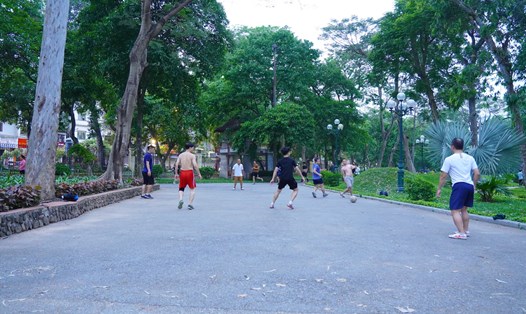 Rất đông người dân vào vui chơi, nghỉ ngơi, thể dục thể thao tại Công viên Thống Nhất.