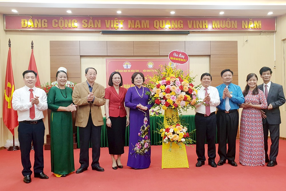 Lãnh đạo Liên đoàn Lao động tỉnh, Hội khuyến học tỉnh, Hội Cựu giáo chức tỉnh, Sở Nội vụ tặng hoa chúc mừng Sở Giáo dục và đào tạo tỉnh nhân dịp 40 năm ngày nhà giáo Việt Nam 20.11. Ảnh: Hoàng Tuấn