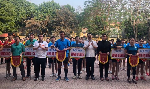 Ban tổ chức trao cờ lưu niệm cho các đơn vị tham gia giải bóng chuyền hơi kỷ niệm Ngày Nhà giáo Việt Nam. Ảnh: Bùi Liên