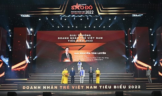 Ông Nguyễn Văn Luyến được trao tặng danh hiệu Doanh nhân trẻ tiêu biểu Việt Nam năm 2022.
