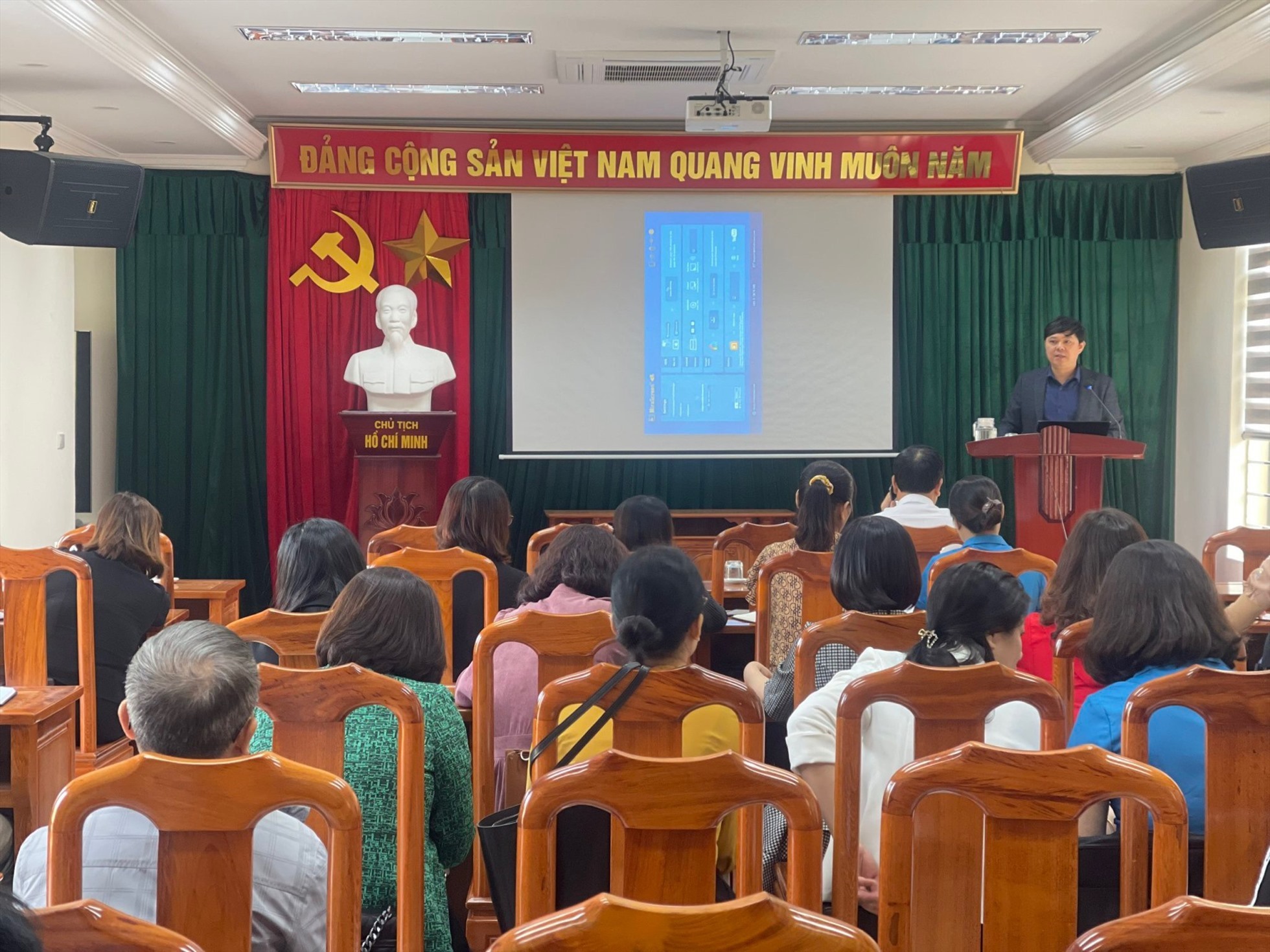 Toàn cảnh buổi tập huấn công tác tổ chức Đại hội công đoàn ở huyện Lạc Thủy. Ảnh: Đức Anh.
