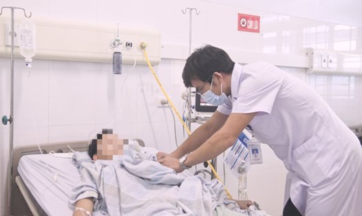 Bác sĩ Bệnh viện Bãi Cháy khám lại cho bệnh nhân sau phẫu thuật. Ảnh: M.K