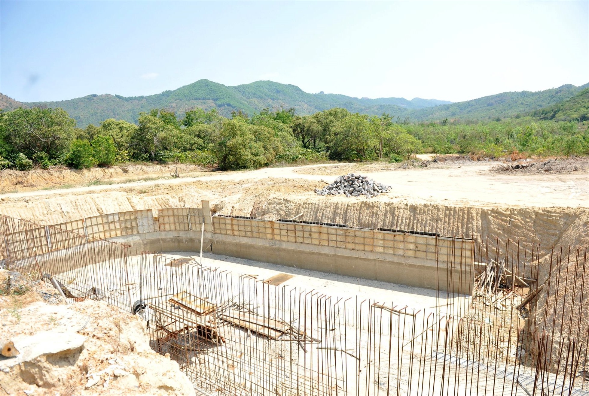 Các ngành chức năng tỉnh Đắk Lắk đang nghiên cứu bố trí thêm vốn để tiếp tục triển khai đầu tư dự án hồ thủy lợi Yên Ngựa. Ảnh: Phan Tuấn