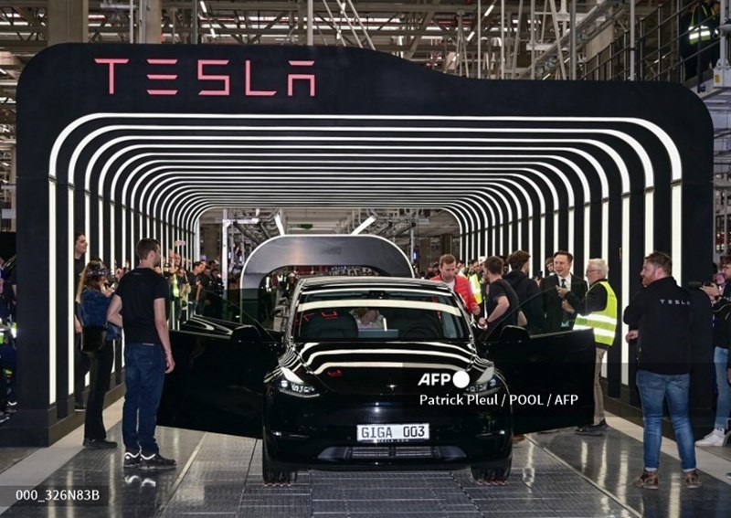 Elon Musk bán ra khiến cổ phiếu Tesla xuống thấp nhất trong hai năm