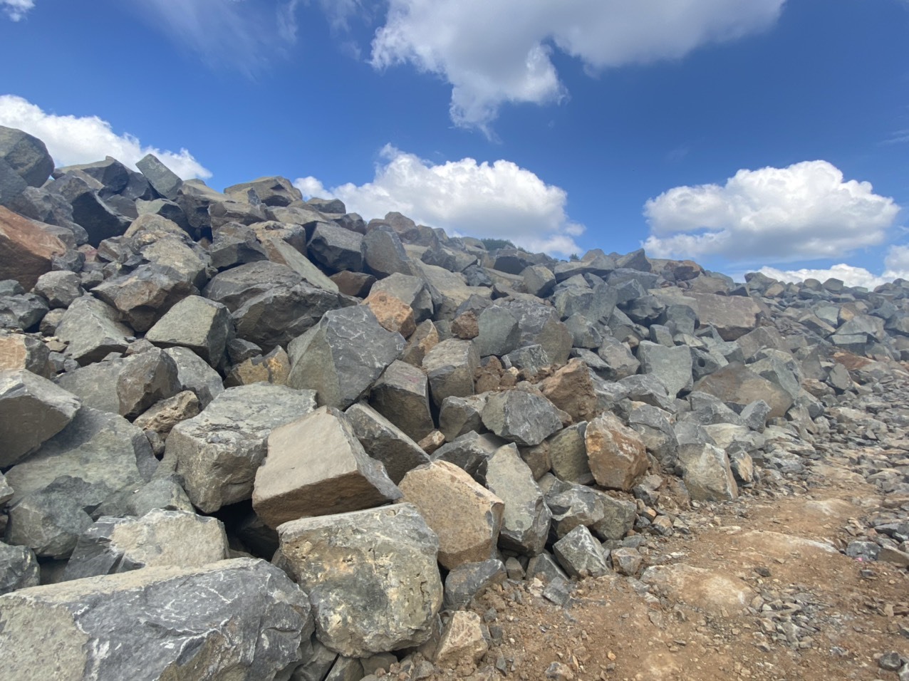 UBND tỉnh Đắk Nông đã xử phạt hành chính 2 công ty khai thác khoáng sản với số tiền 270 triệu đồng. Ảnh: Phan Tuấn