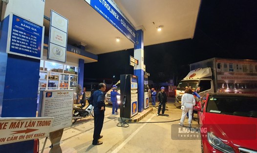 Trước tình trạng khan hiếm xăng dầu, nhiều cây xăng tại tỉnh Sơn La đã phải mở bán xuyên đêm để phục vụ người dân.