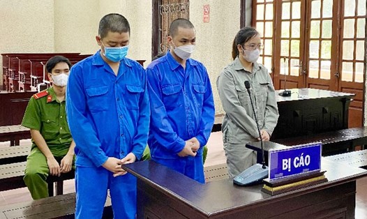 Các bị cáo: Nguyễn Trường Long, Đinh Hữu Mạnh và Hoàng Thị Hào (từ trái qua phải) tại phiên tòa. Ảnh: BHD.