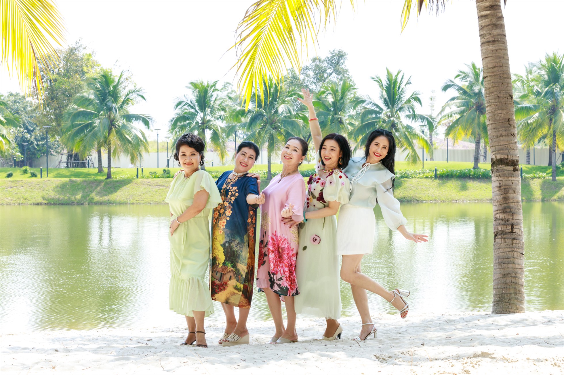 Kim Xuân và dàn sao gạo cội. Ảnh: NSX.