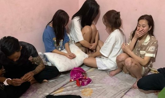 8 nam thanh nữ tú bị bắt quả tang khi đang chơi ma túy tại phòng trọ. Ảnh: CA tỉnh Phú Thọ.