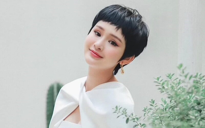 Nhịp Showbiz: Hiền Hồ đáp trả, Cát Phượng nhắc về ồn ào mua giải