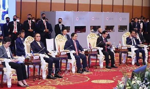 Thủ tướng Phạm Minh Chính và các nguyên thủ, người đứng đầu Chính phủ các nước ASEAN đối thoại với đại diện Đại hội đồng Liên nghị viện ASEAN (AIPA). Ảnh: TTXVN