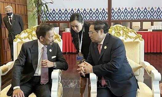 Thủ tướng Phạm Minh Chính và Quốc vương Brunei Darussalam Sultan Haji Hassanal Bolkiah. Ảnh: TTXVN