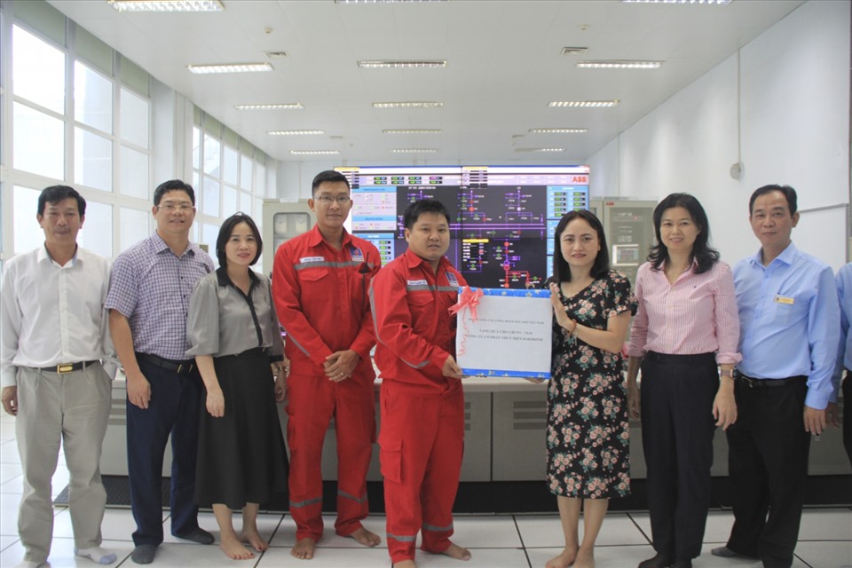 Công đoàn Dầu khí Việt Nam trao quà cho người lao động tại đơn vị. Ảnh: CĐN