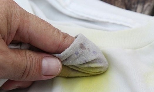 Khi bạn phát hiện ra vết bẩn, đừng cố tẩy bằng khăn ẩm và xà phòng vì kết quả sẽ tệ hơn. Vết bẩn sẽ thấm sâu hơn vào vải. Ảnh: ST