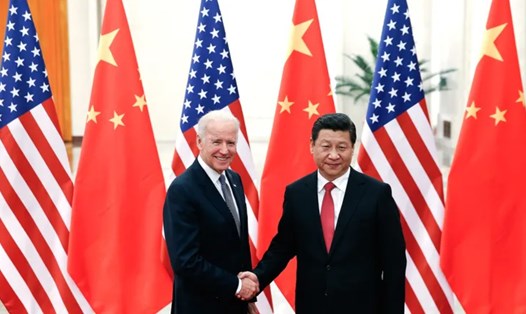 Chủ tịch Trung Quốc Tập Cận Bình bắt tay Phó Tổng thống Mỹ Joe Biden ngày 4.12.2013 tại Bắc Kinh, Trung Quốc. Ảnh: Xinhua