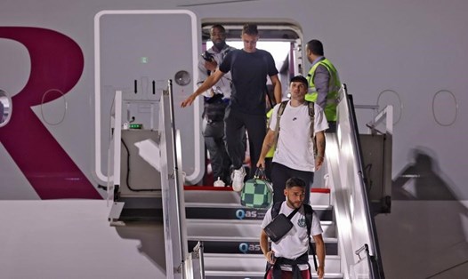 Nhóm thành viên đầu tiên của tuyển Mỹ có mặt tại sân bay quốc tế Hamad của Qatar tối 10.11. Ảnh: AFP