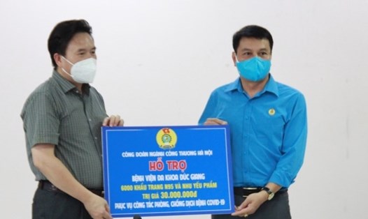 Công đoàn ngành Công thương Hà Nội trao hỗ trợ trong đợt dịch COVID-19 (ảnh minh hoạ). Ảnh: CĐN