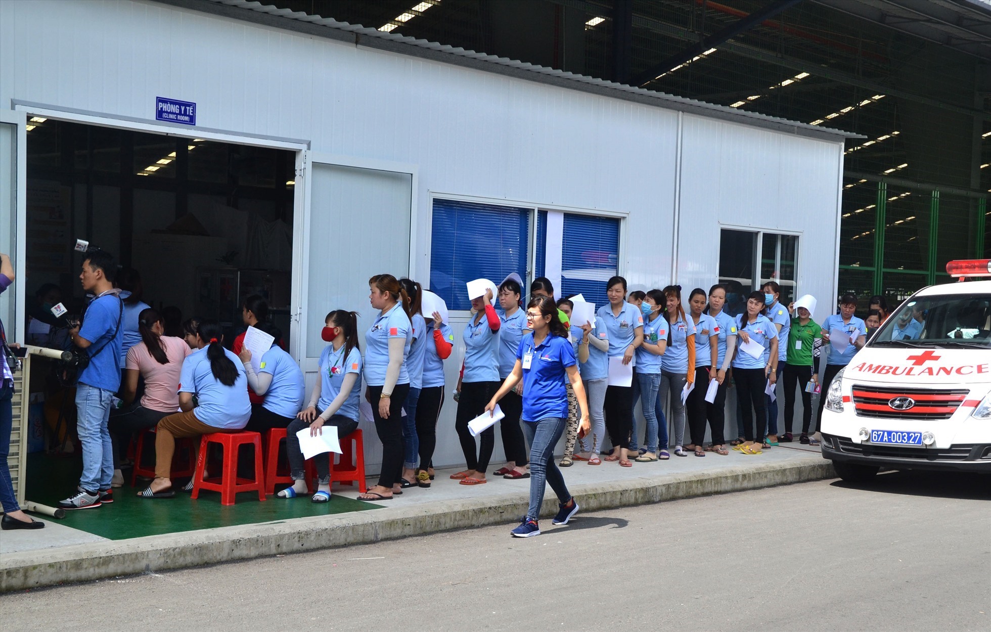 Công nhân đang đứng trước nguy cơ mất việc dịp giáp Tết. Ảnh LT