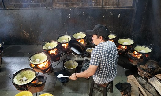 Các thợ đổ bánh xèo một lượt 10 cái đều đặn và điêu luyện tại Chùa Bánh Xèo 
(xã Xuân Hòa, huyện Tịnh Biên, tỉnh An Giang). Ảnh: Tạ Quang