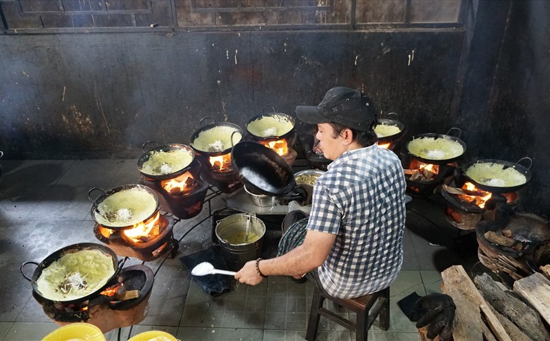 Các thợ đổ bánh xèo một lượt 10 cái đều đặn và điêu luyện tại Chùa Bánh Xèo 
(xã Xuân Hòa, huyện Tịnh Biên, tỉnh An Giang). Ảnh: Tạ Quang