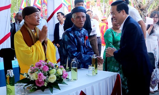 Ủy viên Bộ Chính trị, Thường trực Ban Bí thư Võ Văn Thưởng gặp gỡ người dân khi đến dự Ngày hội Đại đoàn kết toàn dân tộc tại Thừa Thiên Huế.