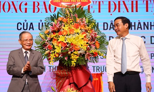 Ông Lê Trung Chinh, Chủ tịch UBND TP Đà Nẵng tặng hoa chúc mừng 28 năm thành lập Đại học Duy Tân. Ảnh : Văn Trực