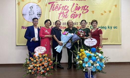 Nhà thơ Nguyễn Hồng Minh (thứ ba từ trái sang) cùng bạn bè, đồng nghiệp trong buổi ra mắt ba tập thơ. Ảnh: Gia Linh