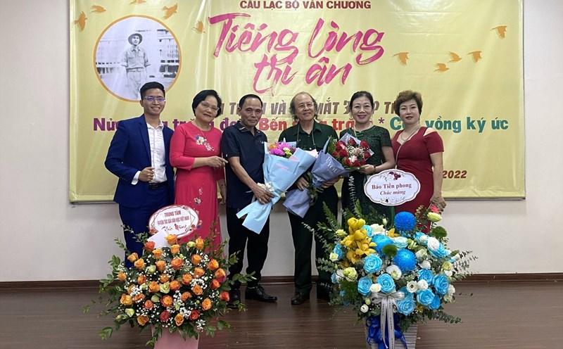 Nhà thơ Nguyễn Hồng Minh (thứ ba từ trái sang) cùng bạn bè, đồng nghiệp trong buổi ra mắt ba tập thơ. Ảnh: Gia Linh